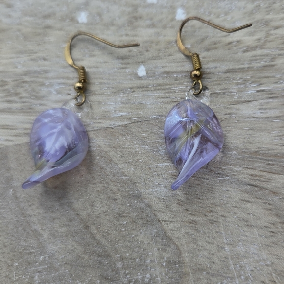 83. Elegant Purple Glass Leaf Earrings - Picture 5 of 6